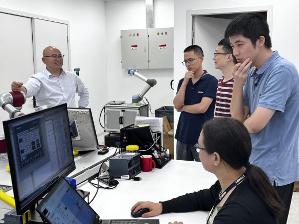 楊鎮(zhèn)伍:助力自動化生產(chǎn)線駛?cè)搿爸悄軙r代” 楊鎮(zhèn)伍:助力自動化生產(chǎn)線駛?cè)搿爸悄軙r代”