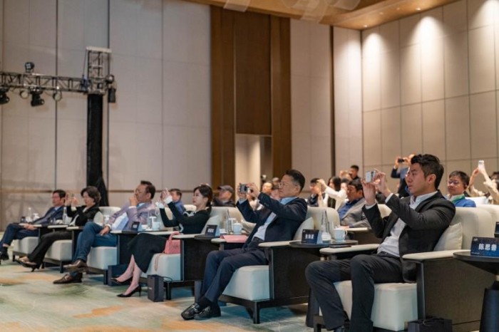 星際動力入駐寧波前灣新區,嘉賓被人形機器人產品吸引 星際動力入駐寧波前灣新區,嘉賓被人形機器人產品吸引